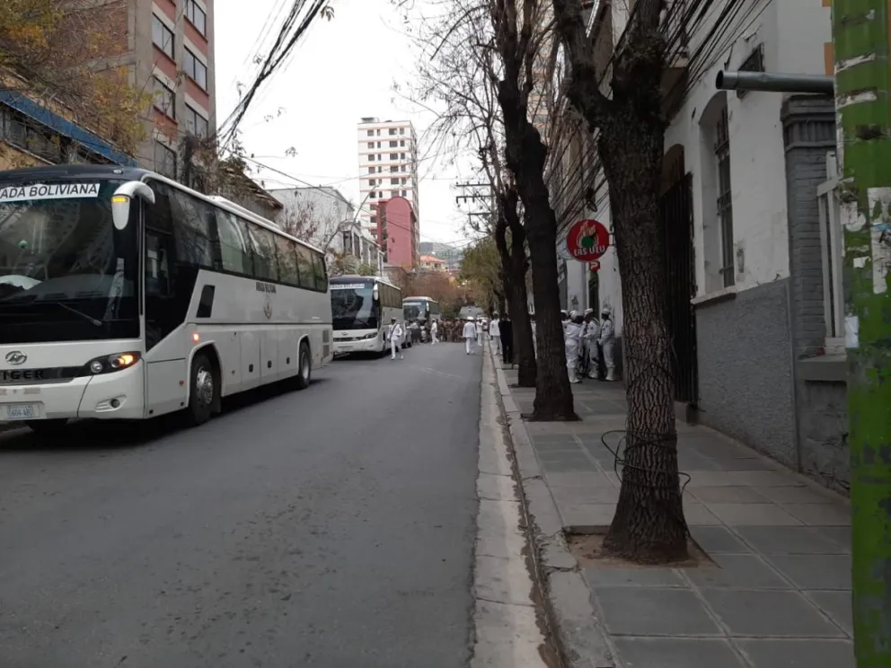 Militares llegaron en buses para participar del desfile. Foto: Visión 360