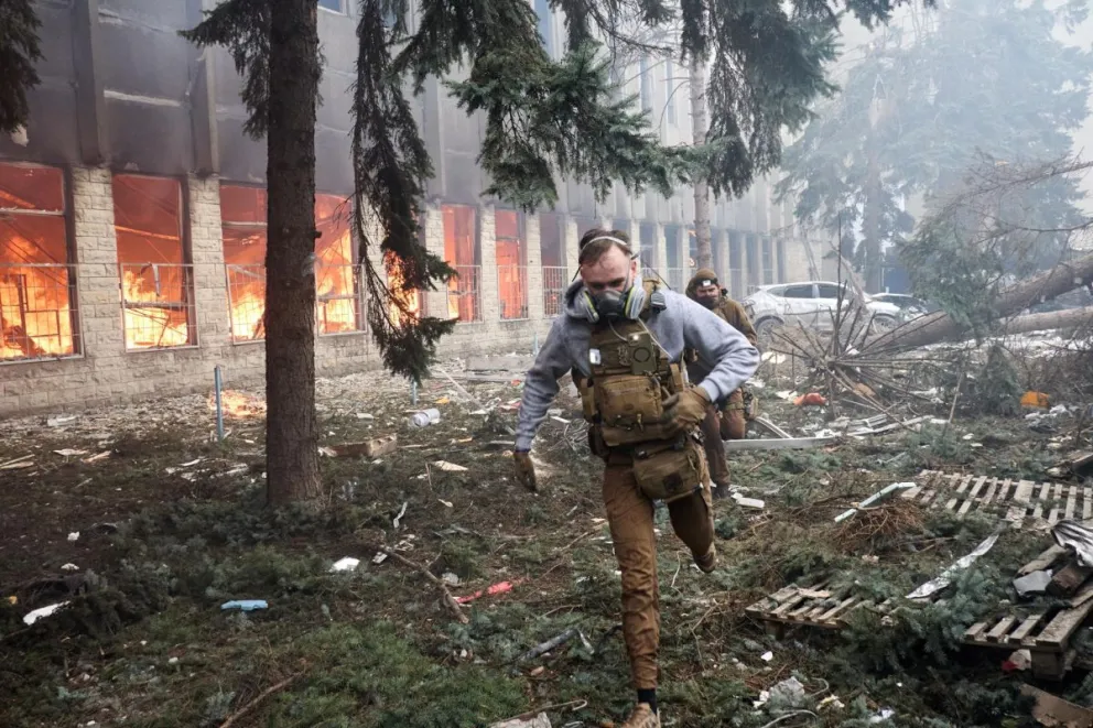 Militares ucranianos tras un ataque ruso contra un edificio industrial en Járkov, noreste de Ucrania. Foto: EFE