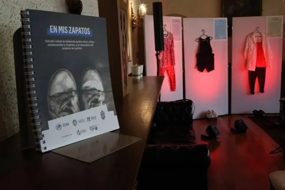 Imagen del libro que contiene un estudio sobre violencia sexual denominado "En mis zapatos". Foto: EFE / Luis Gandarillas