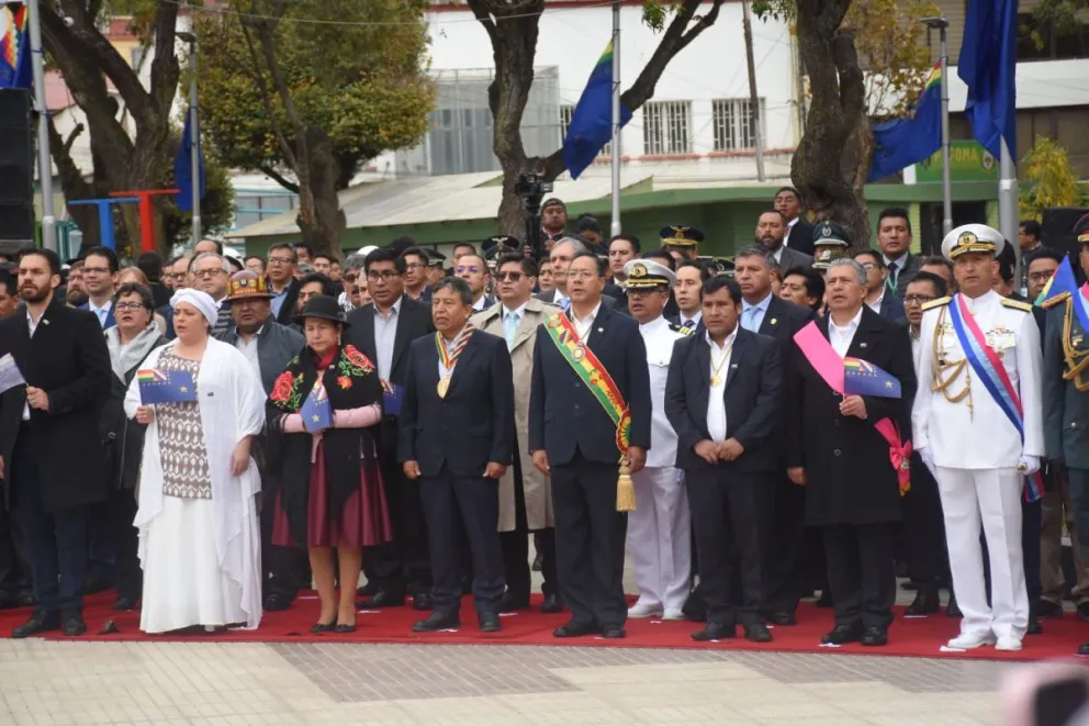 El presidente Luis Arce con su gabinete, hoy en el acto en la Plaza Avaroa. Foto: APG