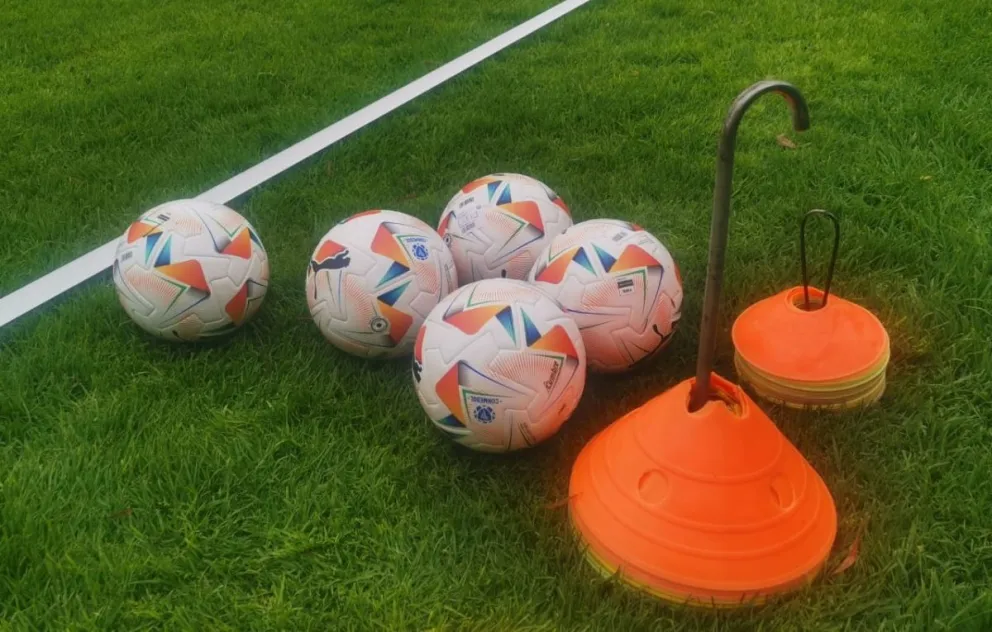 Los jugadores de Always Ready empezaron a entrenar con Cumbre, la pelota oficial para la Sudamericana. Foto: Jhony Mollinedo