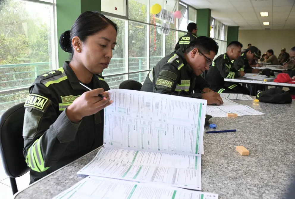 Policías son censados el 21 de marzo de 2024 en Cochabamba. Foto: EFE