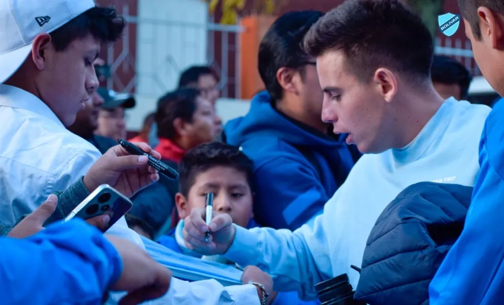 Vaca firma unos autógrafos a hinchas celestes. Foto: Club Bolívar.