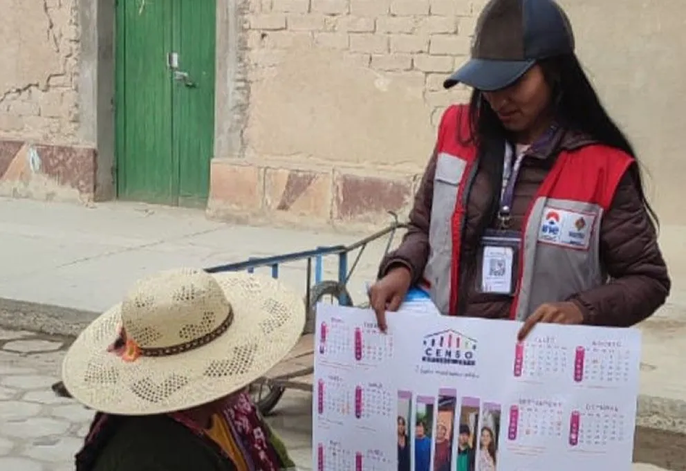 Una voluntaria da información sobre las características del Censo de Población y Vivienda en Oruro.   Foto: INE