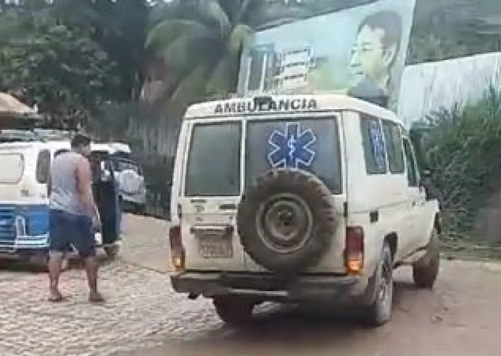 Enviaron una ambulancia al lugar para trasladar a Richard, quien fue encontrado con vida.    Foto: Captura RRSS