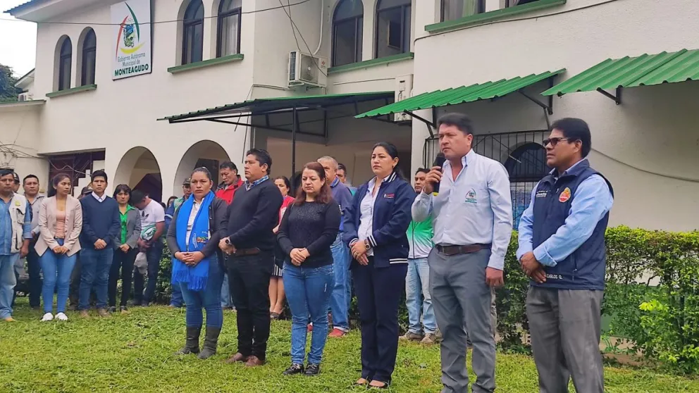 El alcalde de Monteagudo, Adhemar Carvajal, se dirige a los asistentes en un acto de reivindicación marítima. Foto: Gobierno Municipal de Monteagudo.