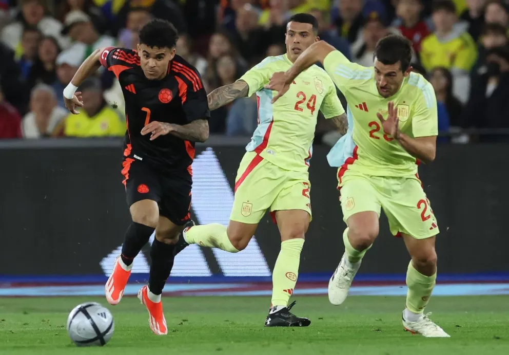 Luis Díaz supera a uno de sus cancerberos, en el encuentro de Colombia ante España. Foto EFE