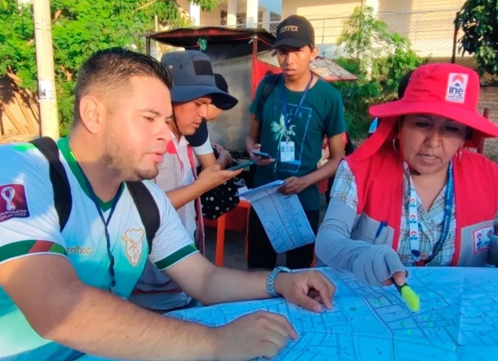Censita hace reconocimiento de la zona de empadronamiento.   Foto: ABI