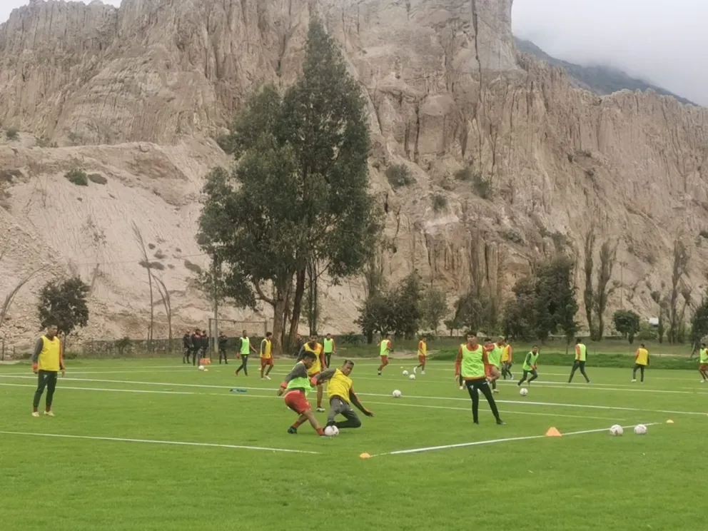El plantel albirrojo en su entrenamiento de ayer, en una cancha de Lipari. Foto Jhony Mollinedo