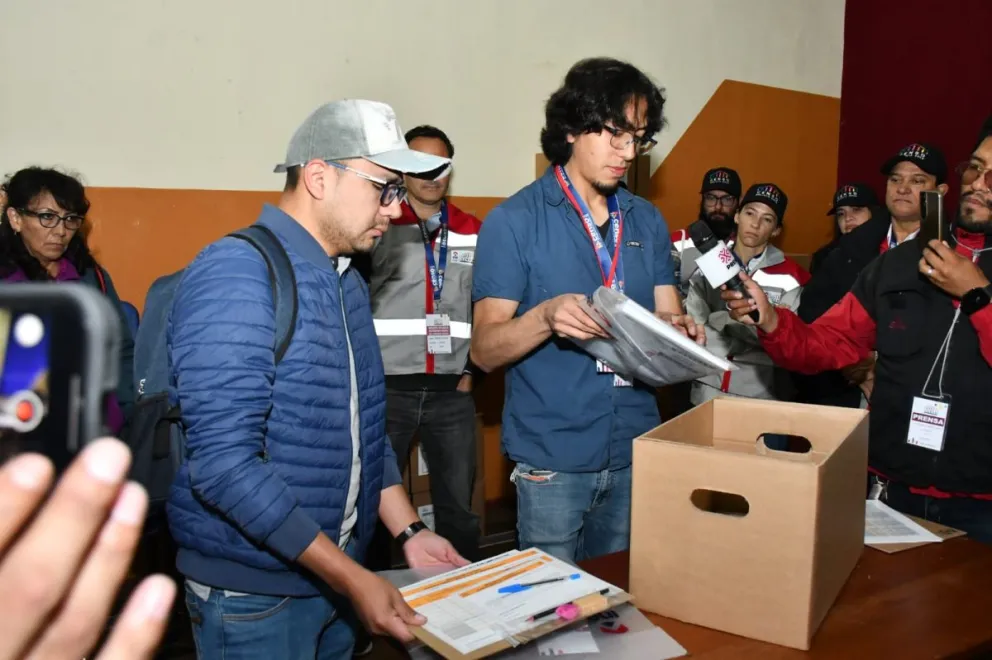 Entrega de materiales en uno de los colegios de La Paz. Foto: APG