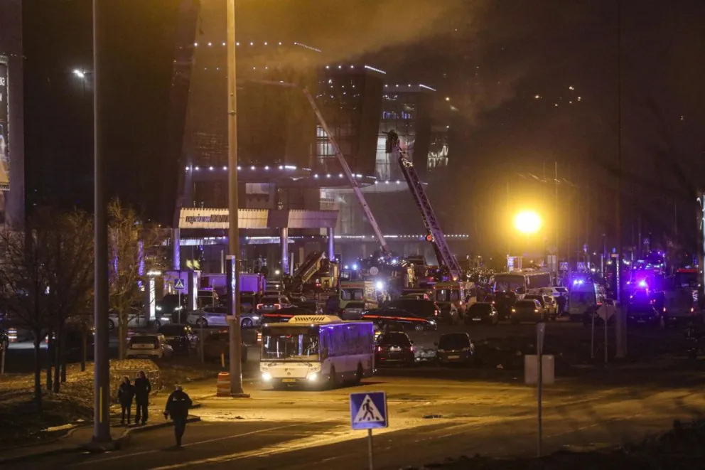 Bomberos rusos trabajan cerca de la sala de conciertos Crocus City Hall en llamas. Foto: EFE
