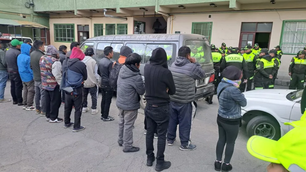 Un grupo de personas arrestadas en La Paz, por infringir el auto de buen gobierno, por el día del Censo. Foto: DTV