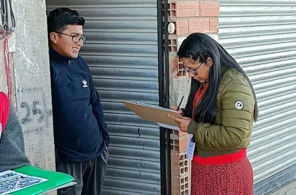Eva Copa en el momento en que empadrona en El Alto. Foto: Prensa Alcaldía de El Alto. 