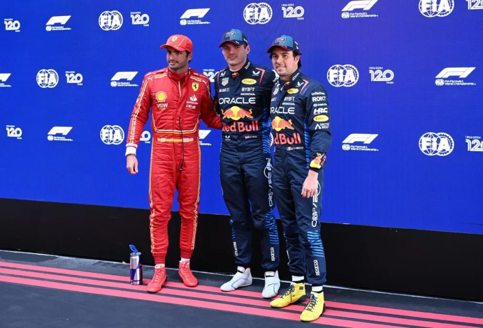 Verstappen, al medio, junto a Checo Pérez y Sainz, al final de las pruebas libres. Foto EFE