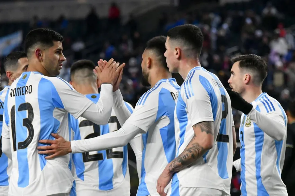 Los jugadores argentinos celebran uno de los goles anotados en el amistoso. Foto EFE
