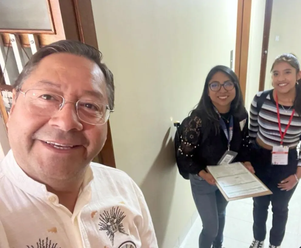 El mandatario junto a las dos empadronadoras voluntarias. Foto: Facebook de Luis Arce.