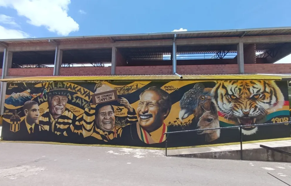 El mural gigante del club The Strongest, que se encuentra en la entrada del Complejo de Achumani. Foto: Marcos Bonilla