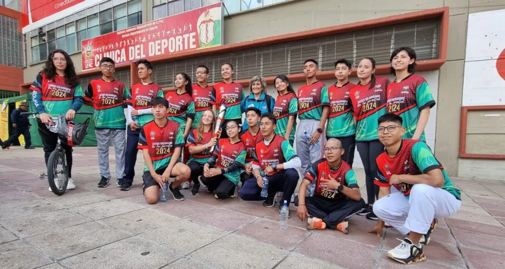 Pozo (centro) con los deportistas becados. Foto: Marcelo Avendaño.