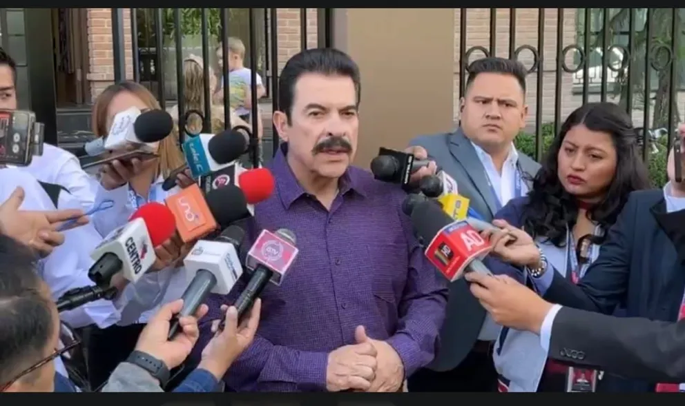 El alcalde de Cochabamba, Manfred Reyes Villa, en declaraciones a la prensa. Foto: Facebook de Manfred Reyes Villa.