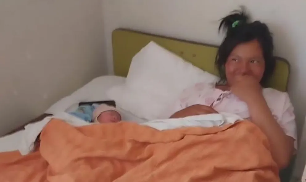 Uno de los tres bebés que nació en el departamento de  Tarija, la madre sonríe ante los medios de comunicación. Foto: Chapaca de Comunicaciones. 