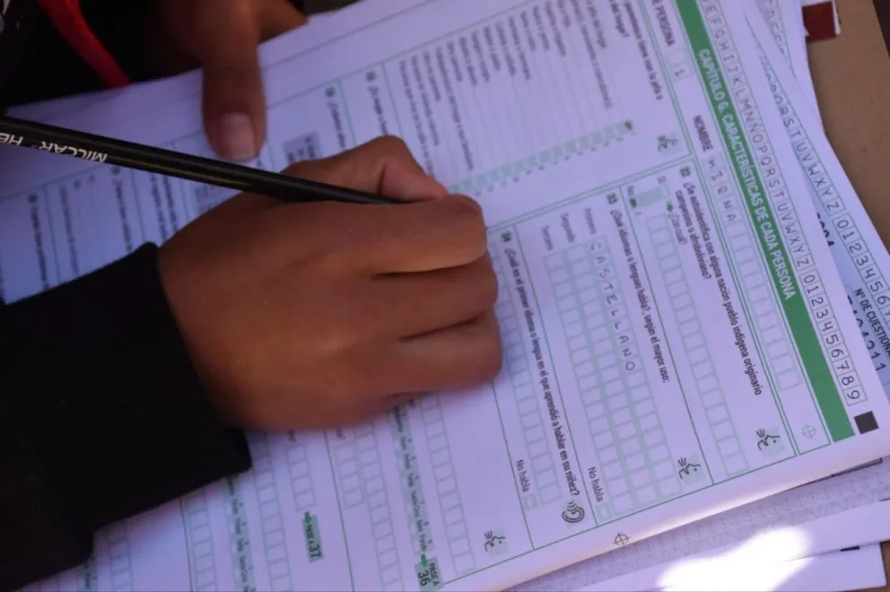 Una censista realiza el registro, este sábado. Foto: Mirna Echave