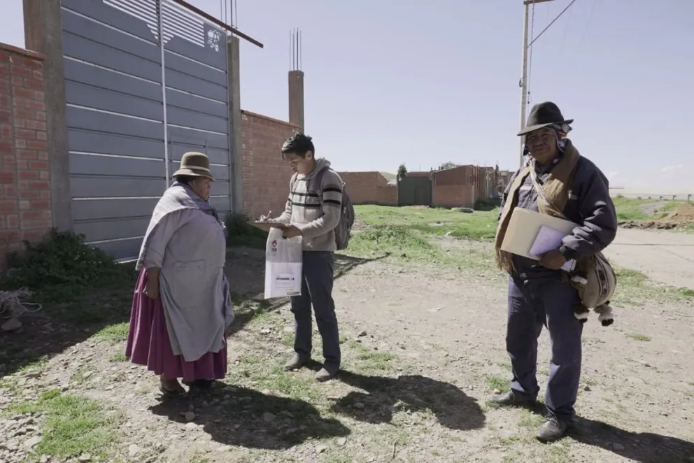 Un censista voluntario realiza su trabajo este sábado 23 de marzo. Foto: APG.