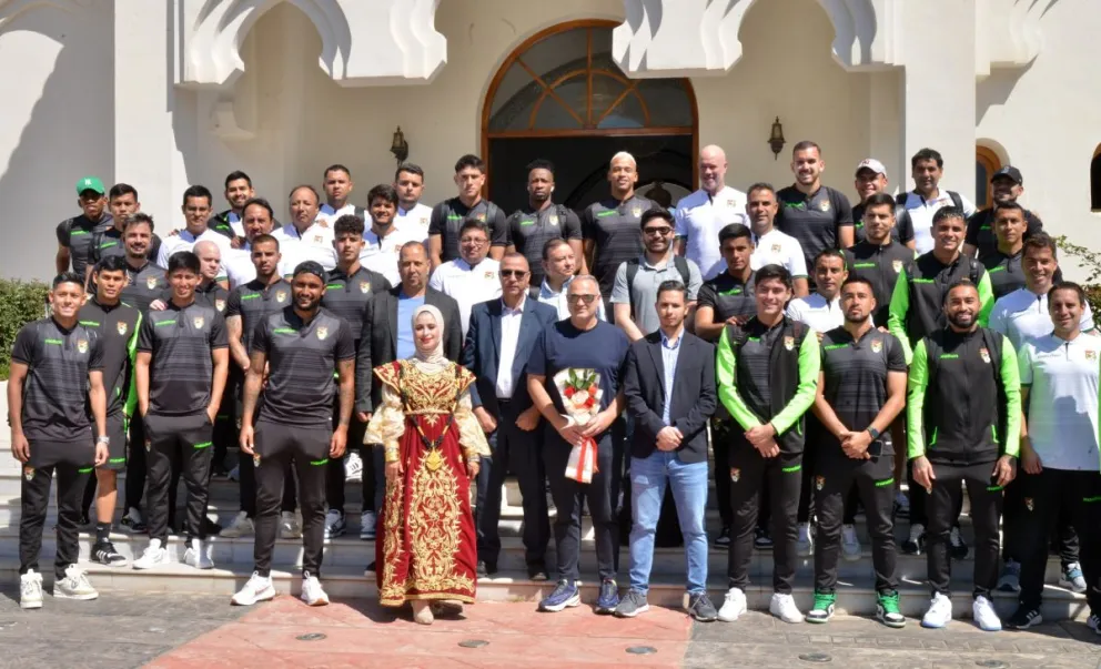 Dirigentes de la FBF, cuerpo técnico y jugadores de la selección recibieron este sábado la bienvenida a Annaba, allí jugará la Verde contra Andorra. Foto: Federación Argelina de Fútbol.