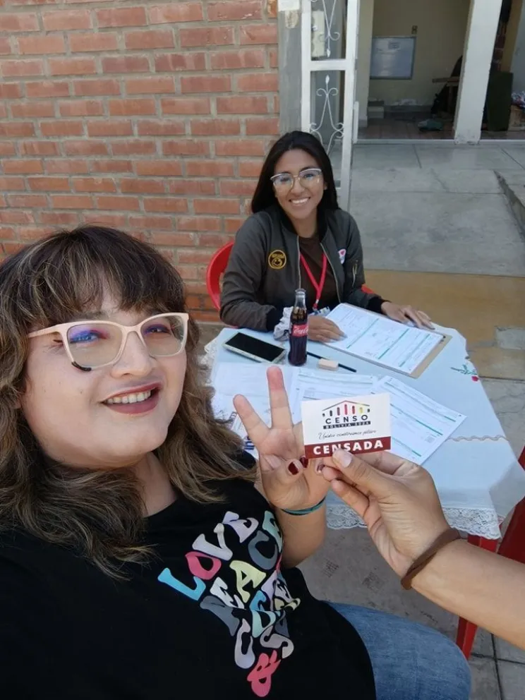 La humorista e influenser Sarah Andrea al mometno de la encuesta.     Foto: Facebook de Sarah Andrea 