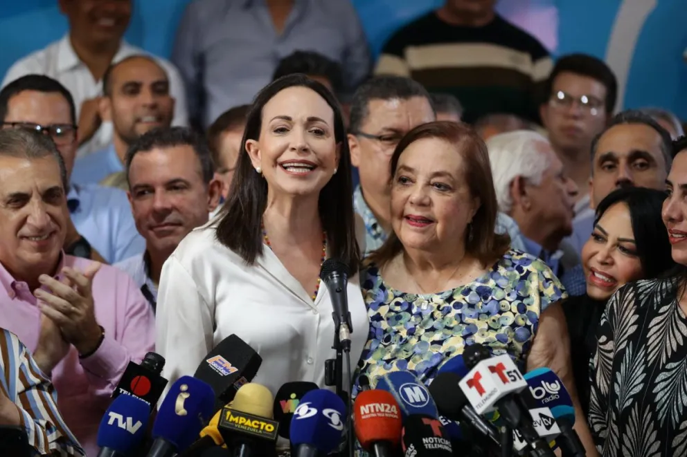 La líder antichavista María Corina Machado (izq.) presenta a la historiadora Corina Yoris (der.) como candidata para las elecciones presidenciales. Foto: EFE