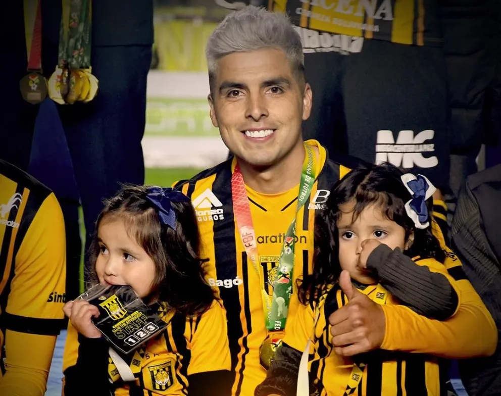 El mexicano Leonel López festeja el título que conquistó el Tigre en 2023. Foto: club The Strongest