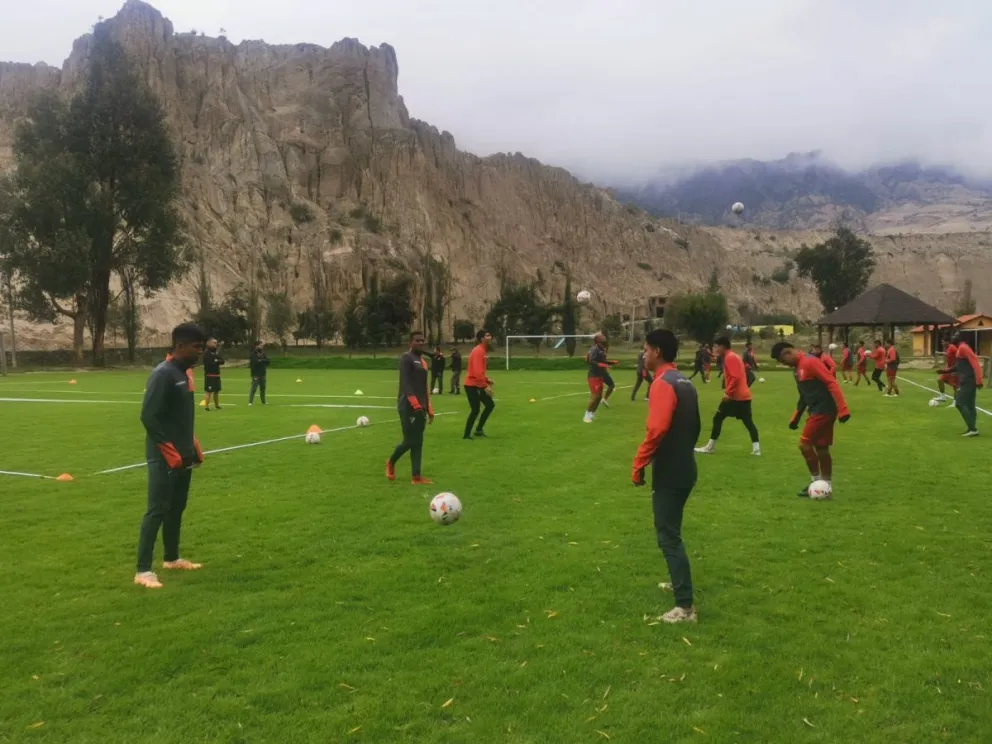 Los jugadores de Always Ready en el entrenamiento del viernes. Foto Jhony Mollinedo