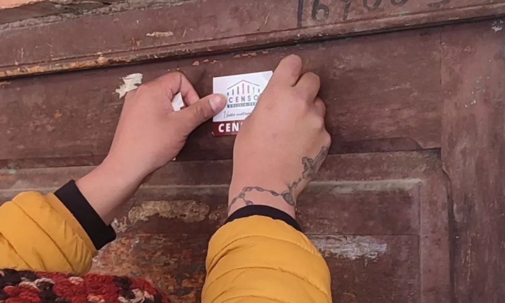 Un censista pega el sticker en una vivienda (imagen referencial). Foto: Visión 360