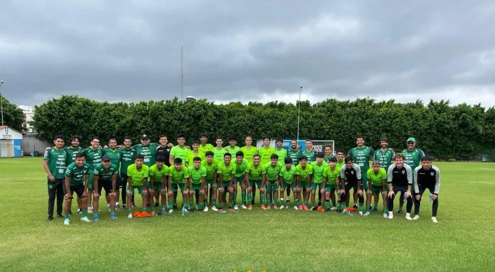 Cuerpo técnico y jugadores del preseleccionado Sub-15 en uno de los miniciclos desarrollados este año en Santa Cruz. Foto: Bolivia Crece.