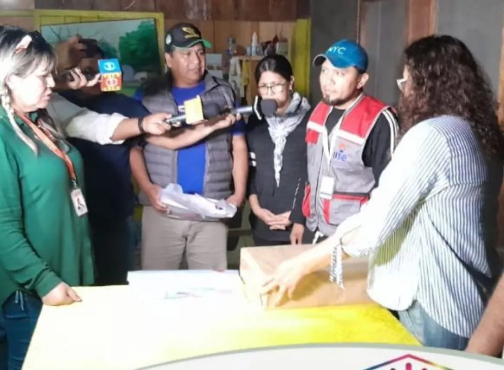 Personal del INE entrega el material a Hortencia Gómez. Foto: Captura de video