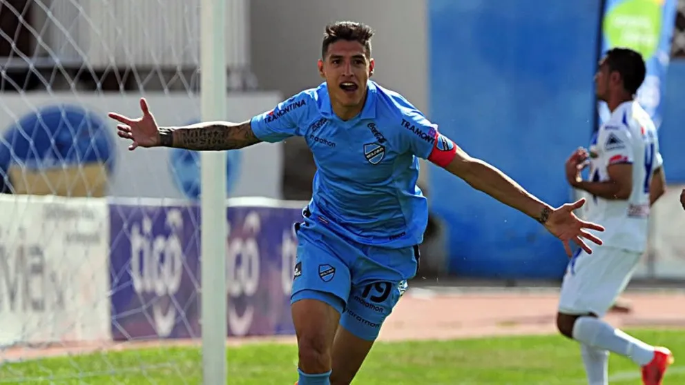 Nelson Cabrera celebra un gol con la camiseta de Bolívar, club que lo trajo al fútbol boliviano en 2012. Foto: Redes sociales.