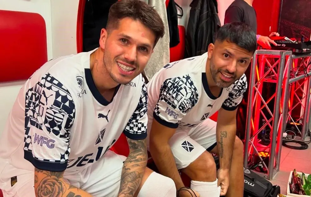 Patricio Rodríguez (izq) y Sergio Agüero se alistan en el vestuario para participar del festejo de Independiente de Avellaneda. Foto: Patricio Rodríguez. 