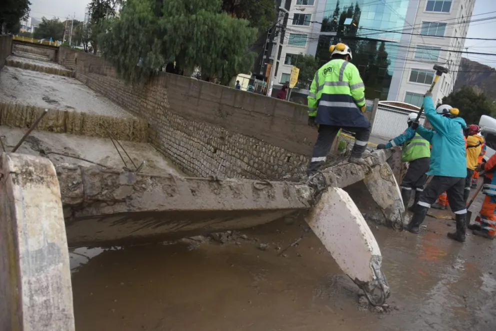 Las intensas lluvias destruyeron puentes y calles en La Paz. Foto: APG