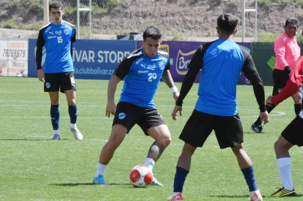 Henry Vaca domina el balón en el entrenamiento de hoy. Foto Bolívar