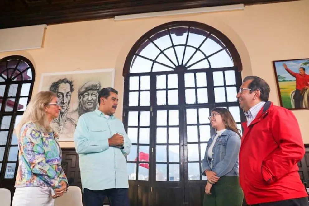 maduro con unos visitantes en su domicilio en Caracas. Foto: @NicolasMaduro