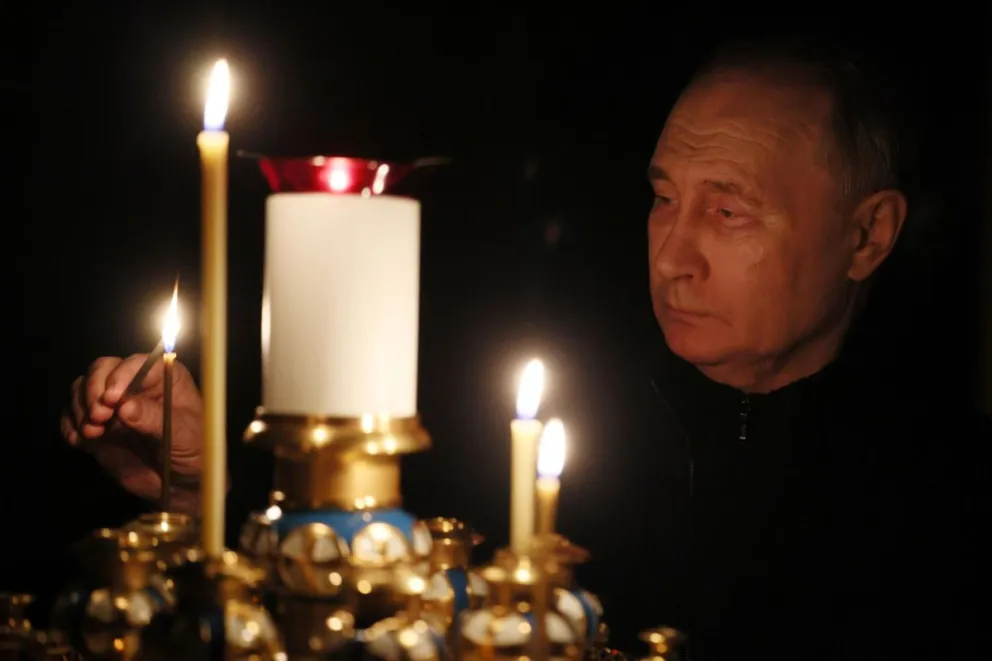 El mandatario ruso Vladimir Putin enciende una vela por las víctimas. Foto: EFE