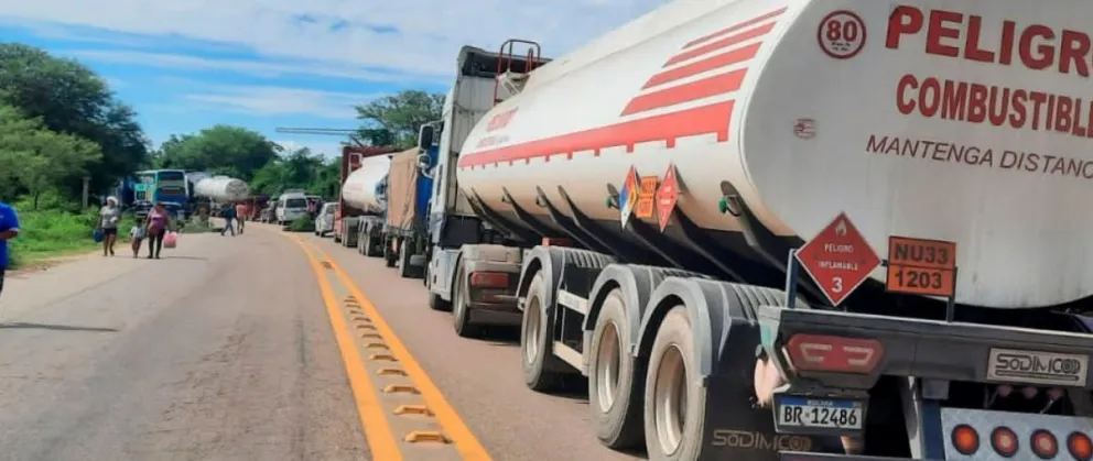 Filas de motorizados varados en la ruta Santa Cruz-Camiri. Foto: Yo Periodista / Unitel