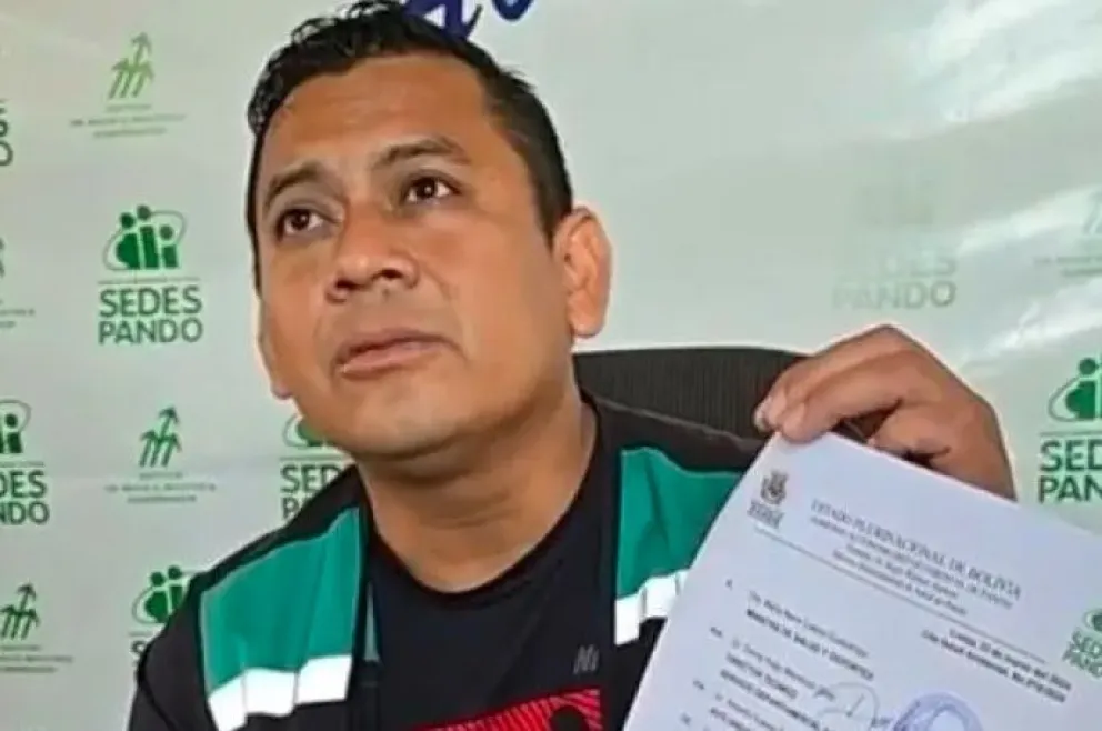 Mendoza muestra el informe presentado al Ministerio de Salud.   Foto: Captura Sedes Pando 