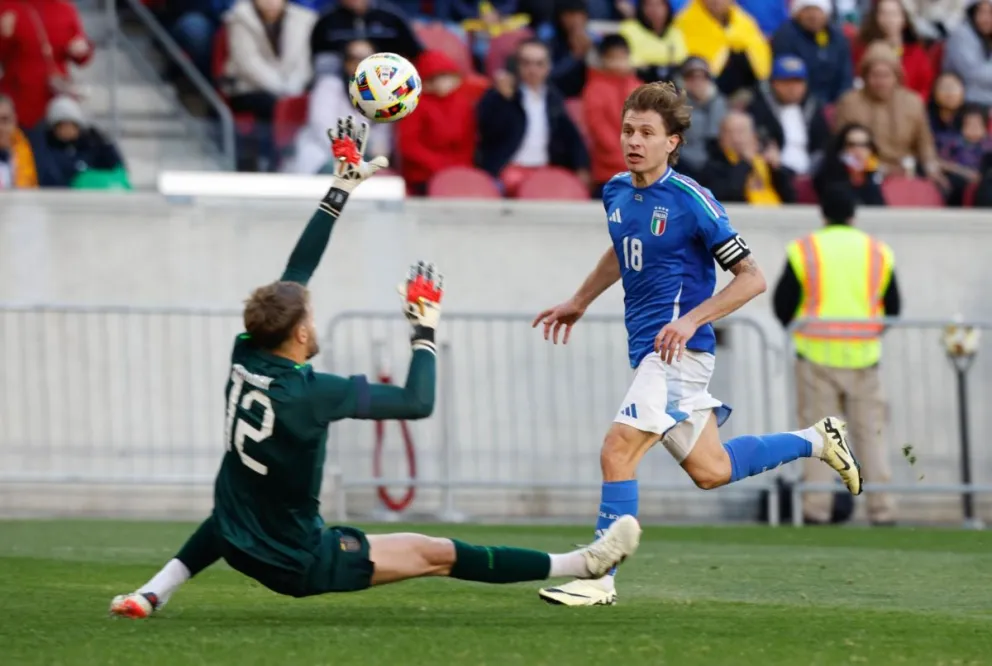Barella supera la resistencia del golero Burrai. Foto EFE