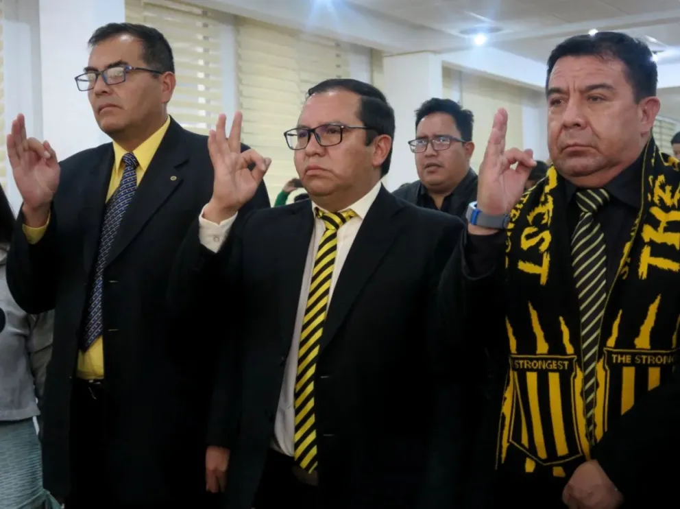 El expresidente Héctor Montes, junto a miembros de su directorio, quien fue destituido por una resolución constitucional. Foto: club The Strongest