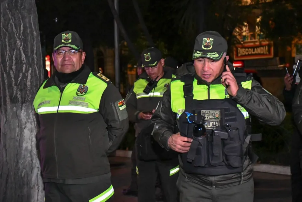 Efectivos de la Policía en un operativo de control el pasado viernes por la noche. Foto: APG