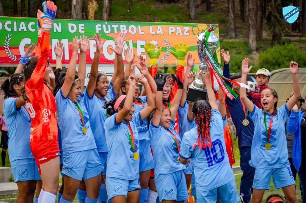Las chicas del plantel femenino festejan con su trofeo de campeonas. Foto: Club Bolívar.