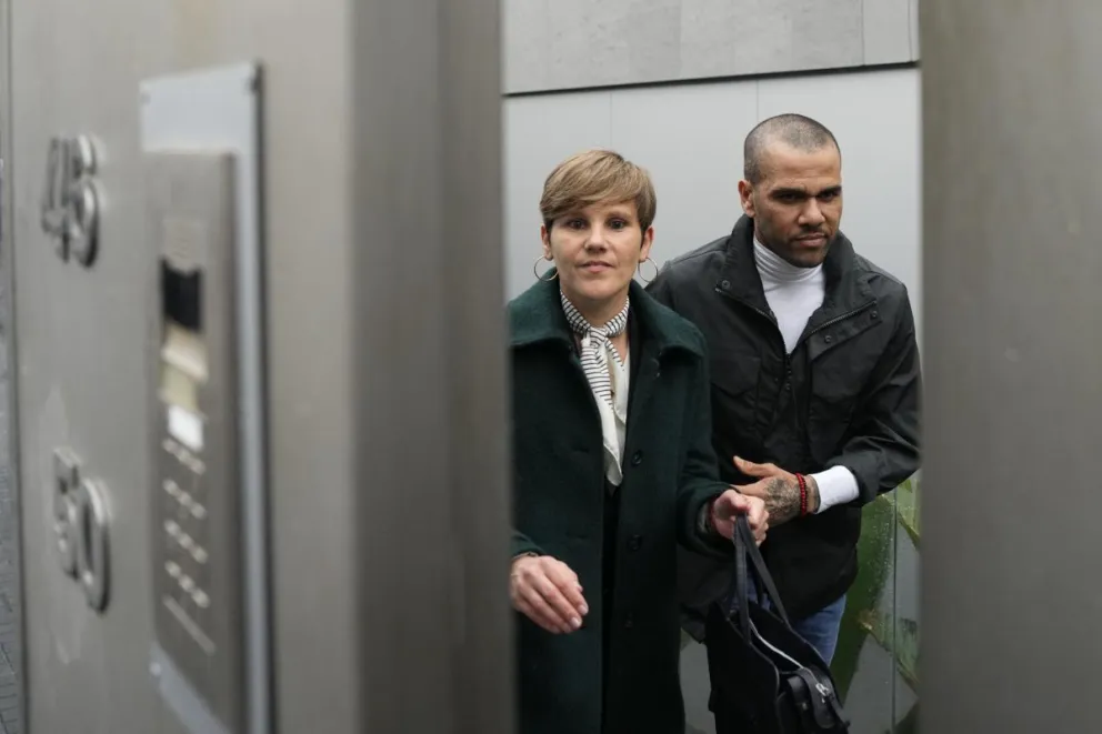 El jugador brasileño de fútbol, Dani Alves, acompañado de su abogada, Inés Guardiola, a su llegada a su domicilio tras salir en libertad. Foto: EFE
