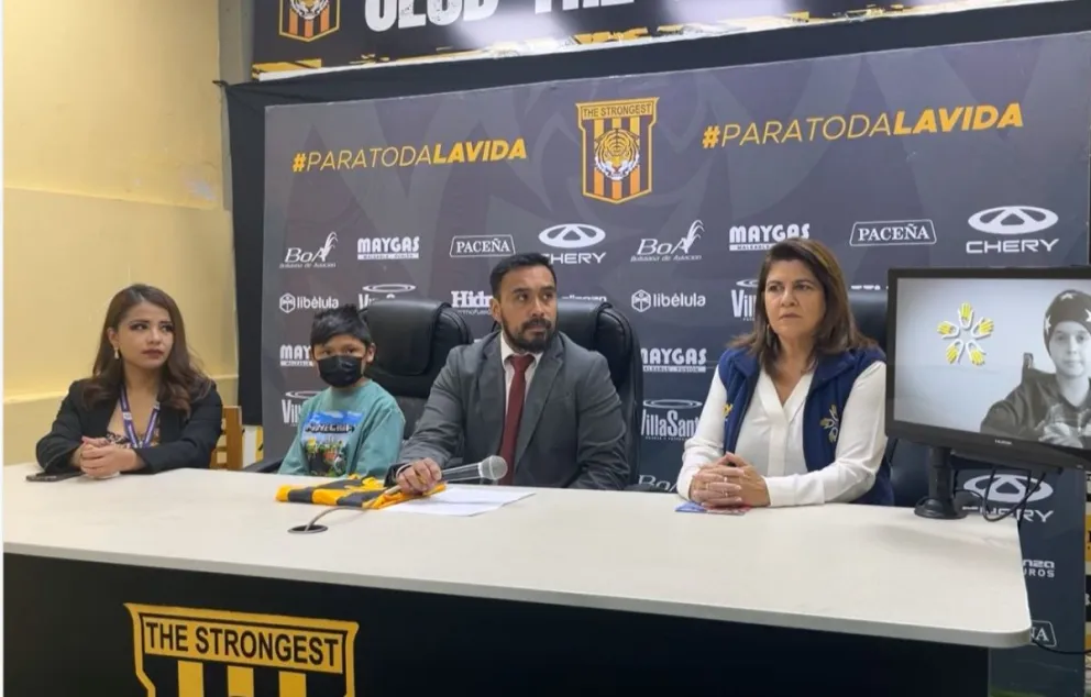Liz Guachalla, el niño Alex, René Villegas y Mónica Méndez en la conferencia de este lunes.