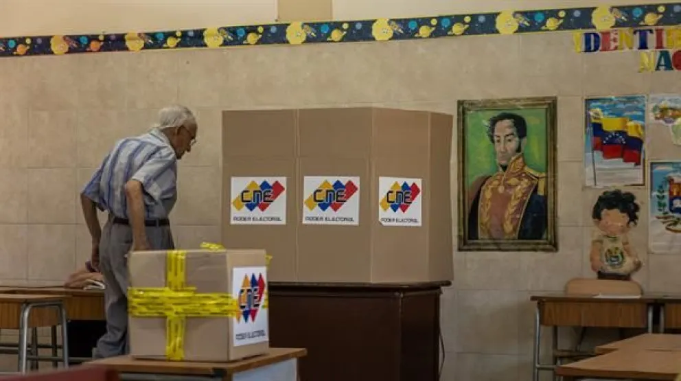 Un hombre asiste a un centro de votación, en Caracas (Venezuela). Foto: EFE / Henry Chirinos