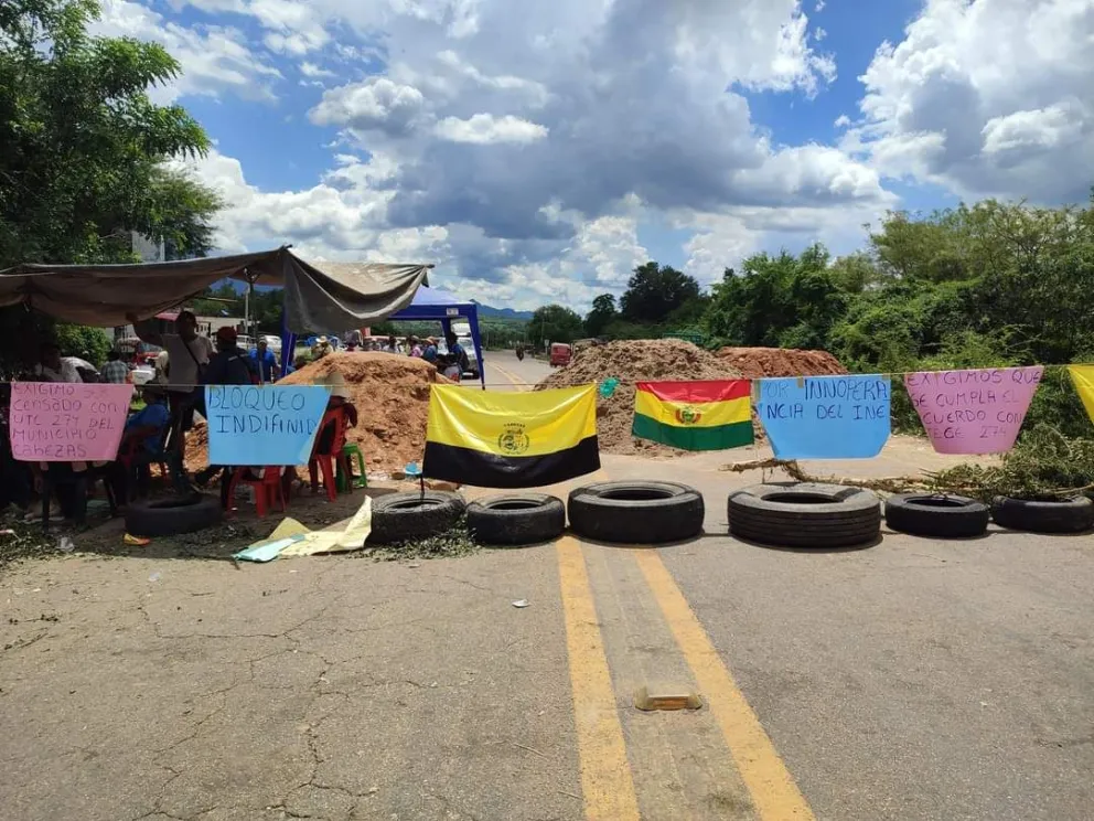 Comunarios del barrio San Silvestre de la localidad de Abapó boquean una ruta por un conflicto por el código en las cajas censales. Foto: Municipio de Cabezas.